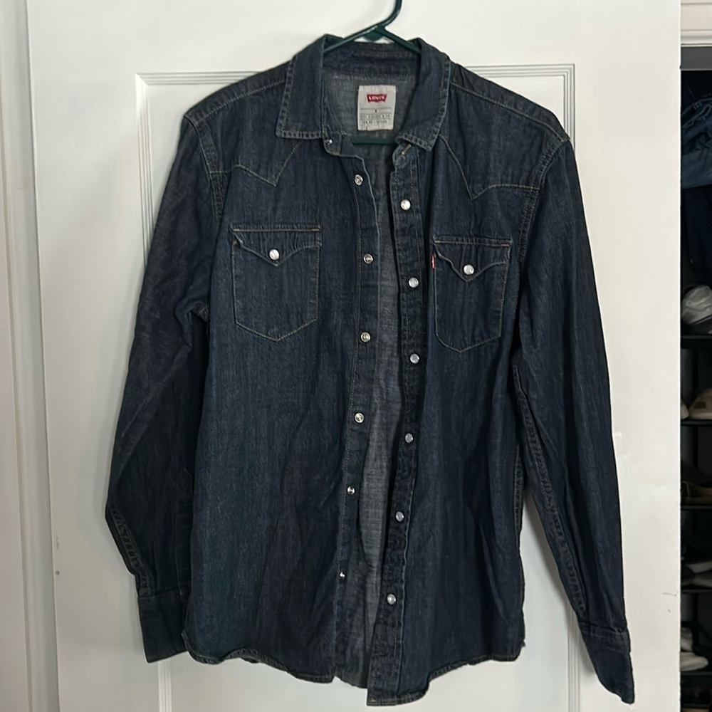 Levi men’s medium long sleeve snap down denim shirt
